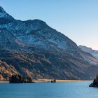 herbstlicher Silser See mit Blick auf Isola und Piz Margna