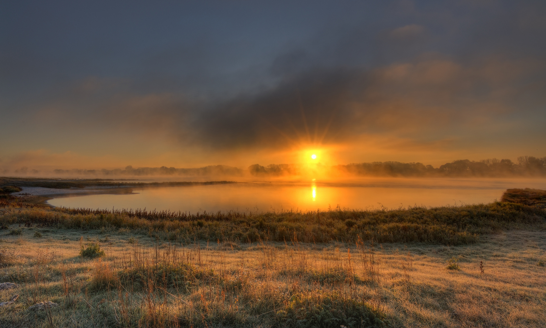 Herbstlicher Sonnenaufgang an der Elbe