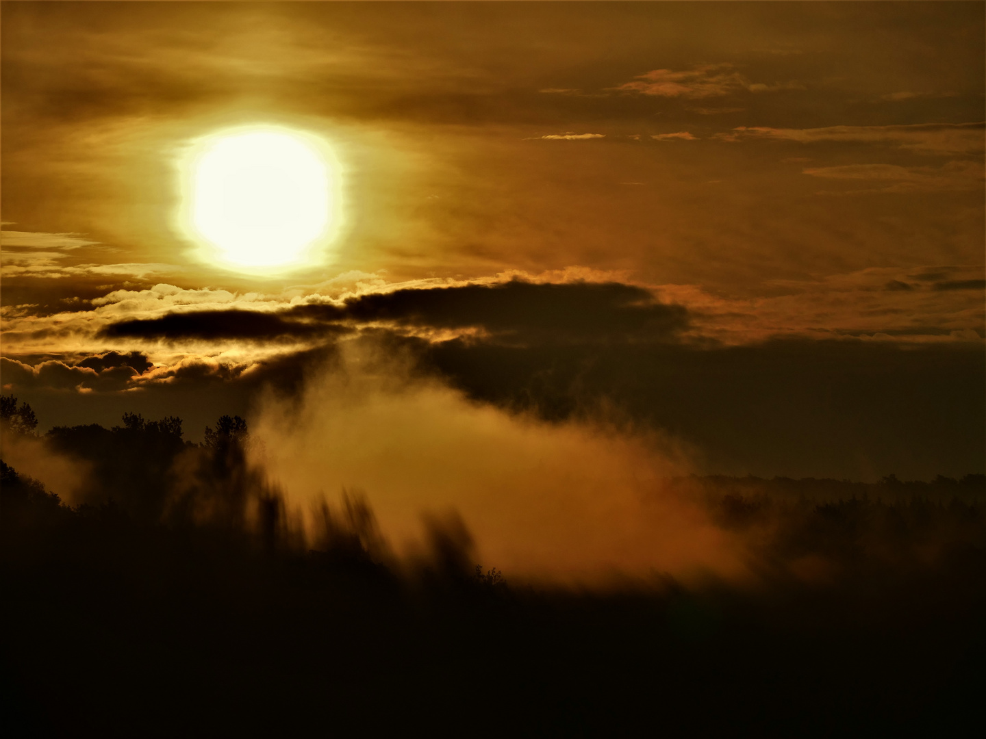 Herbstlicher Sonnenaufgang im Sauerland.