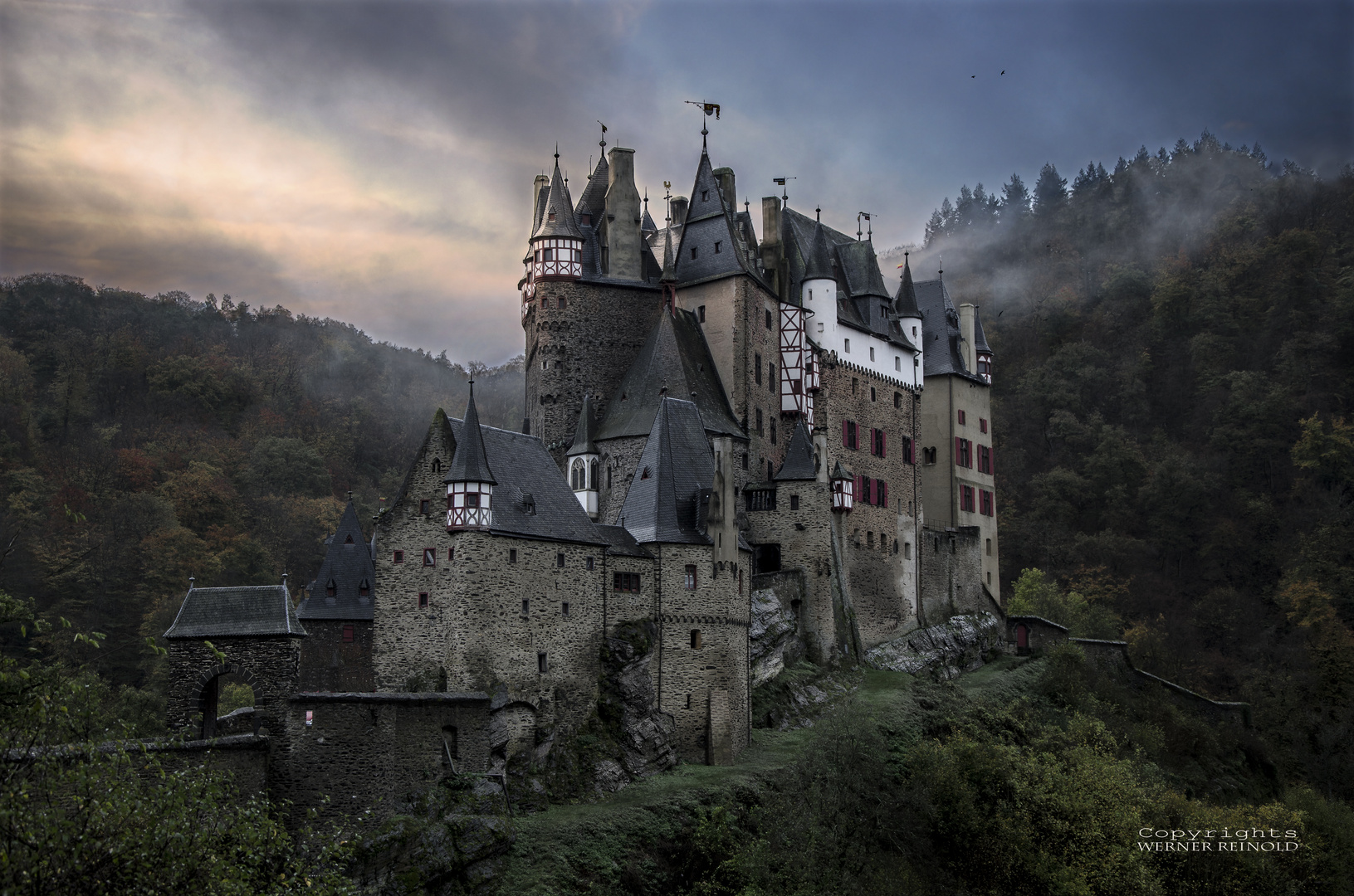 Herbstlicher Sonnenaufgang über Burg Eltz