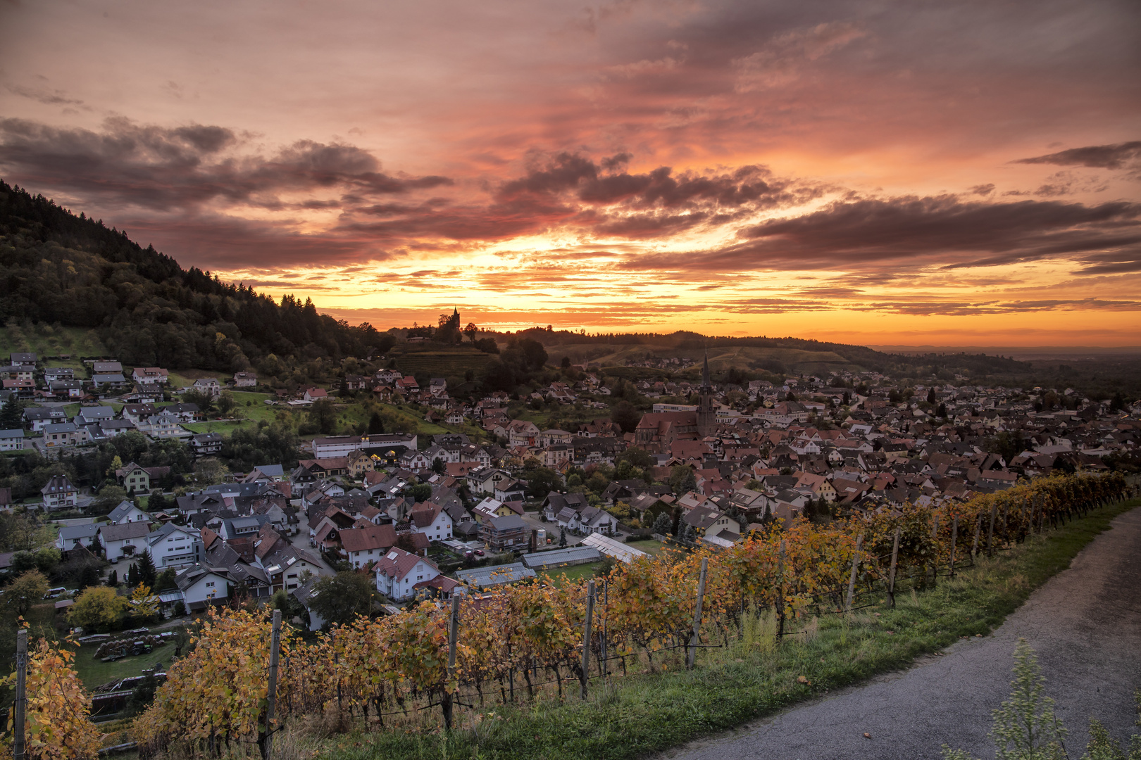 **HERBSTLICHER SONNENUNTERGANG**