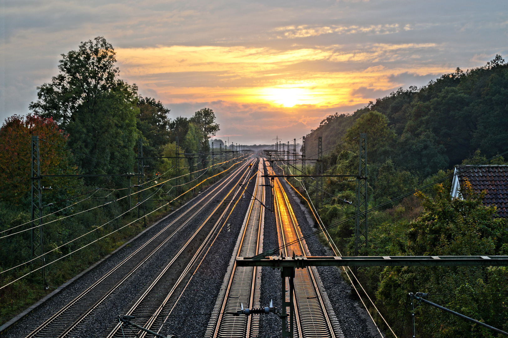 Herbstlicher Sonnenuntergang an der Bahnlinie