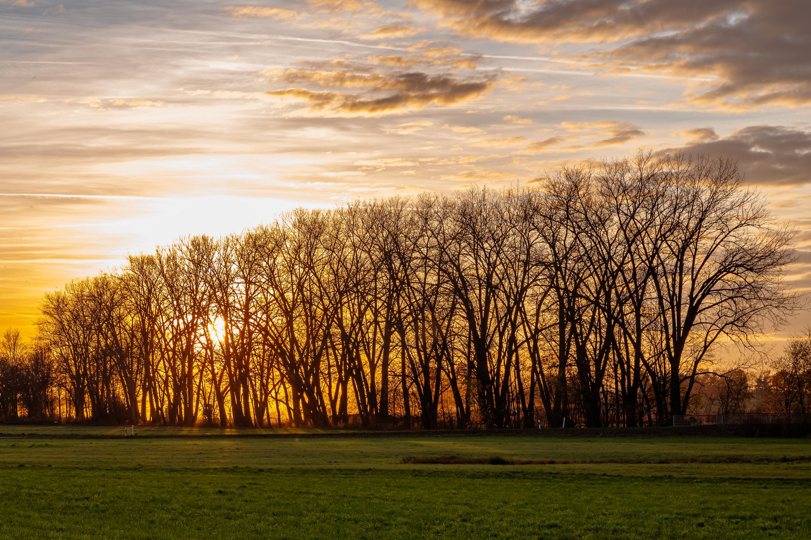 Herbstlicher Sonnenuntergang an der Vils