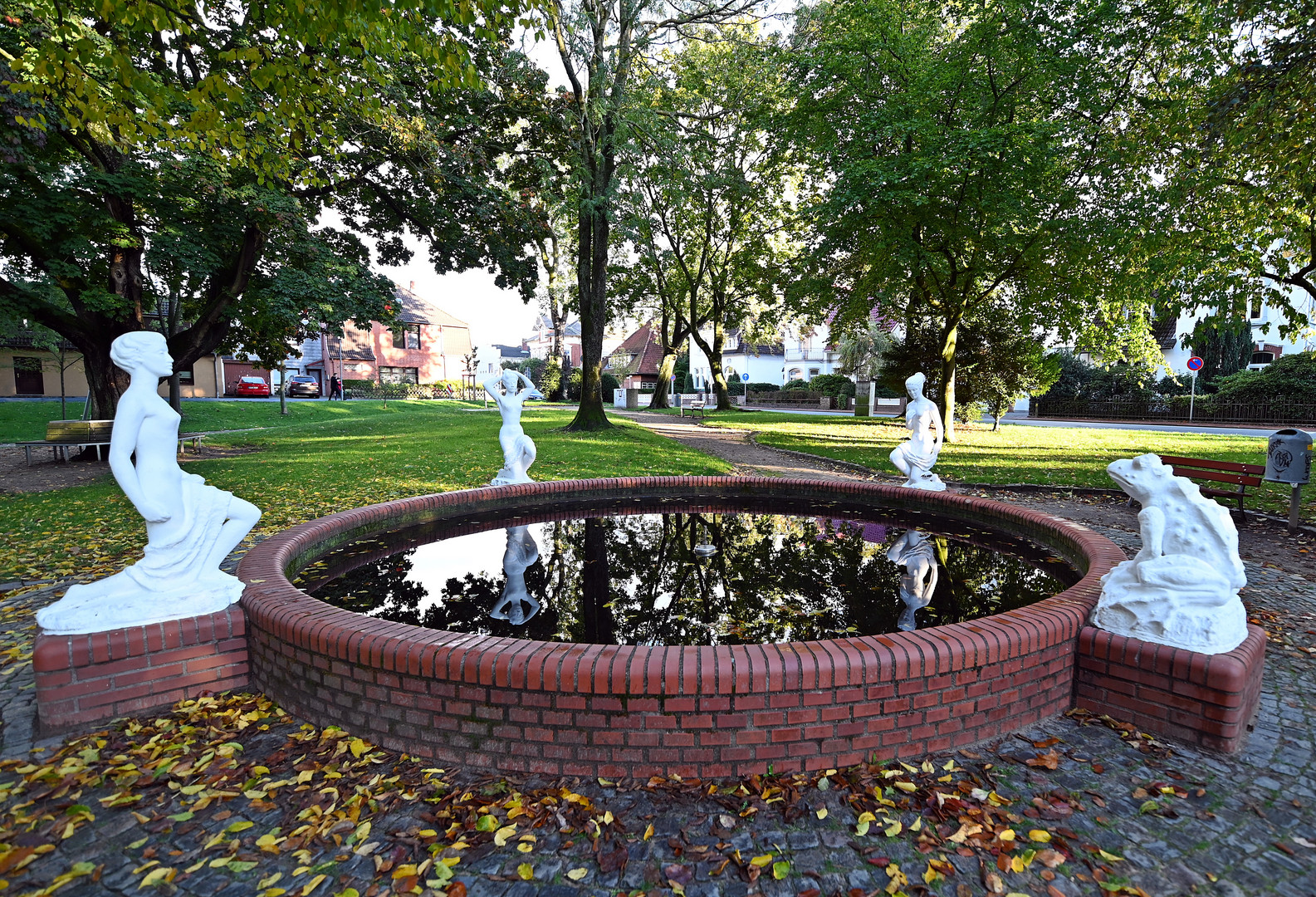 Herbstlicher Spiegelbrunnen