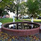 Herbstlicher Spiegelbrunnen