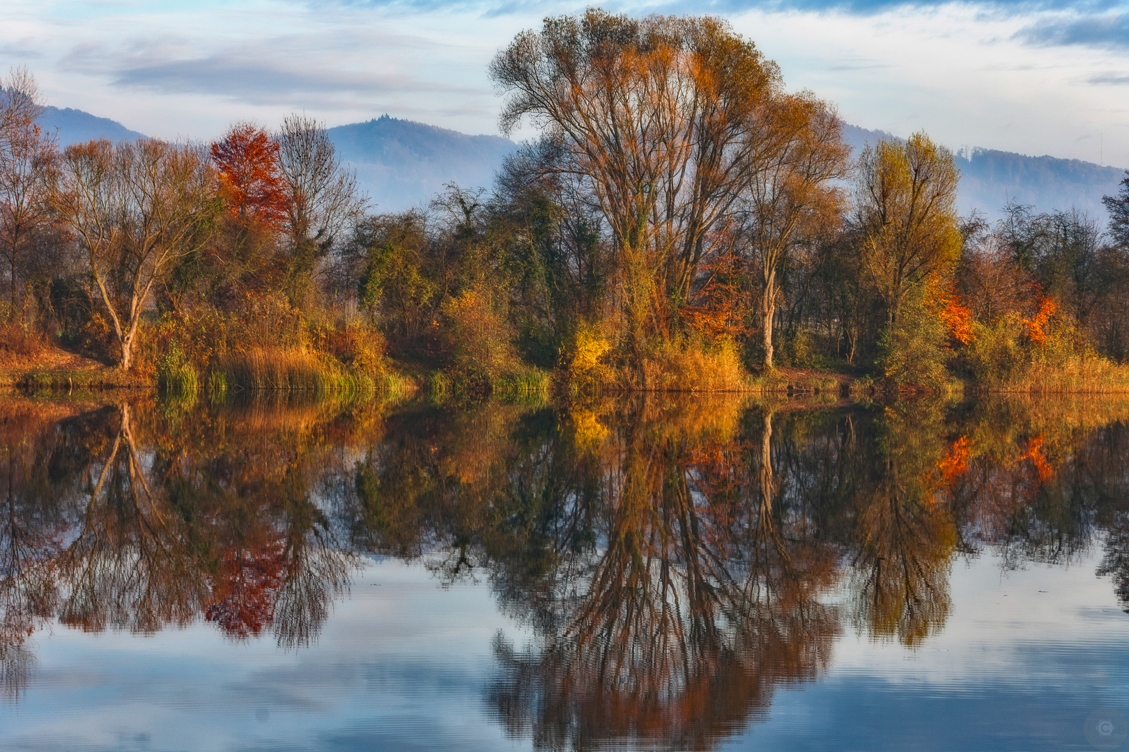 herbstlicher Spiegelsee