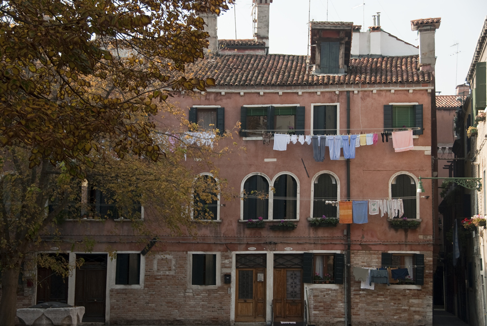 Herbstlicher Waschtag in Venedig