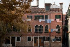 Herbstlicher Waschtag in Venedig