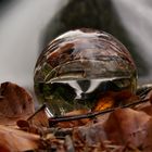 Herbstlicher Wasserfall in der Glaskugel