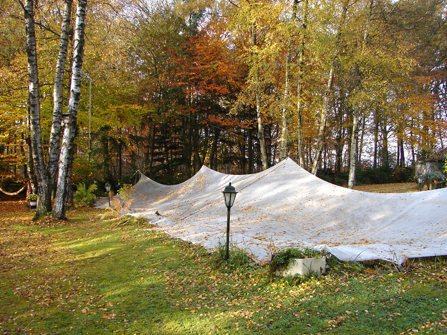 Herbstlicher Zeltbau zum Schutz vor Blättern