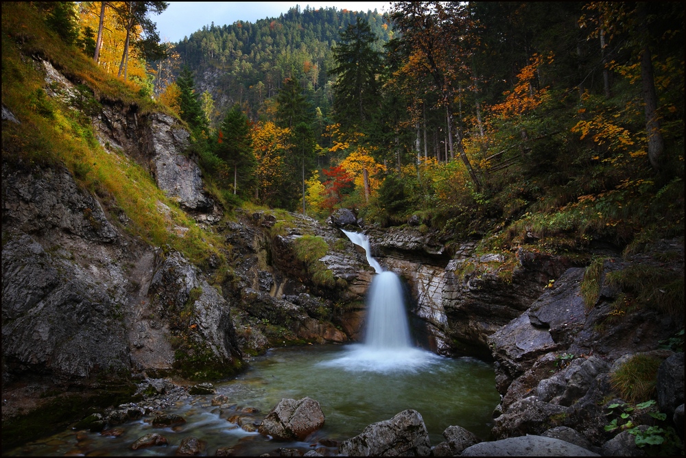 ~ HERBSTLICHERWASSERFALL ~