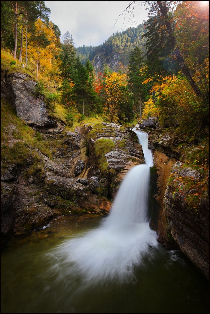 ~ HERBSTLICHERWASSERFALLII ~