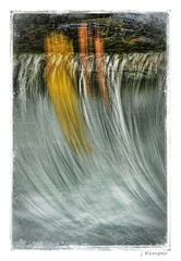 - herbstliches Farbband im Wasserfall -