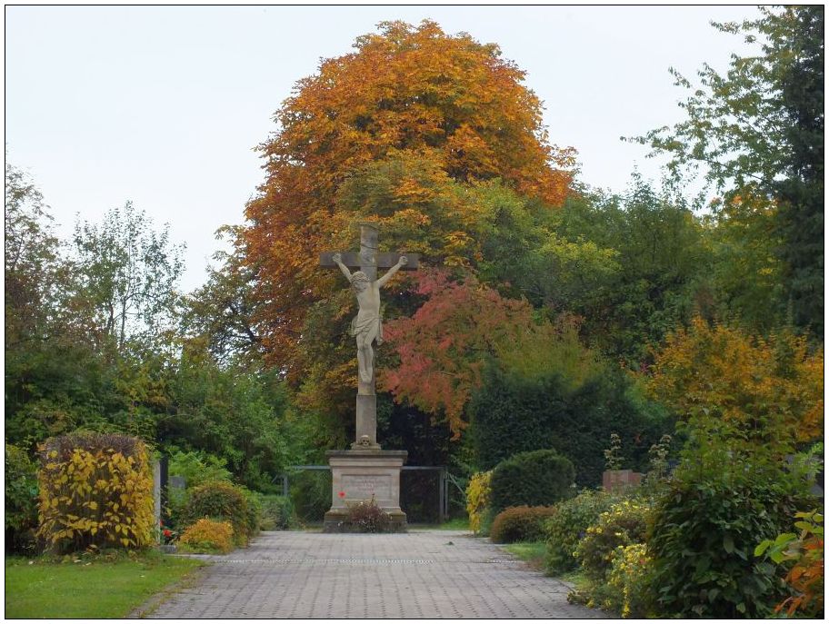 ... herbstliches Friedhofkreuz