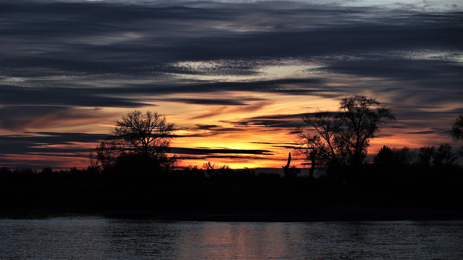 Herbstliches Himmelsgemälde über dem Rhein