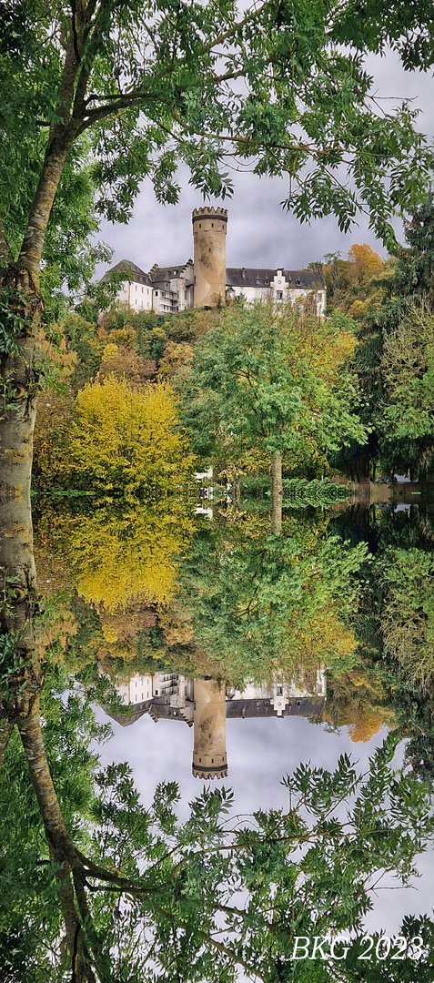 Herbstliches Schloss Dehrn a.d.Lahn eingerahmt im Digitalspiegel 