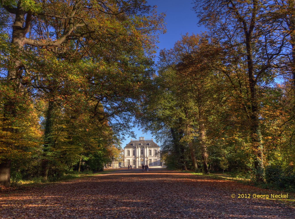 Herbstliches Schloss Falkenlust