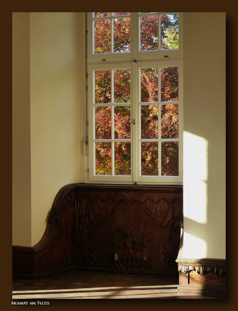 Herbstliches Schlossfenster