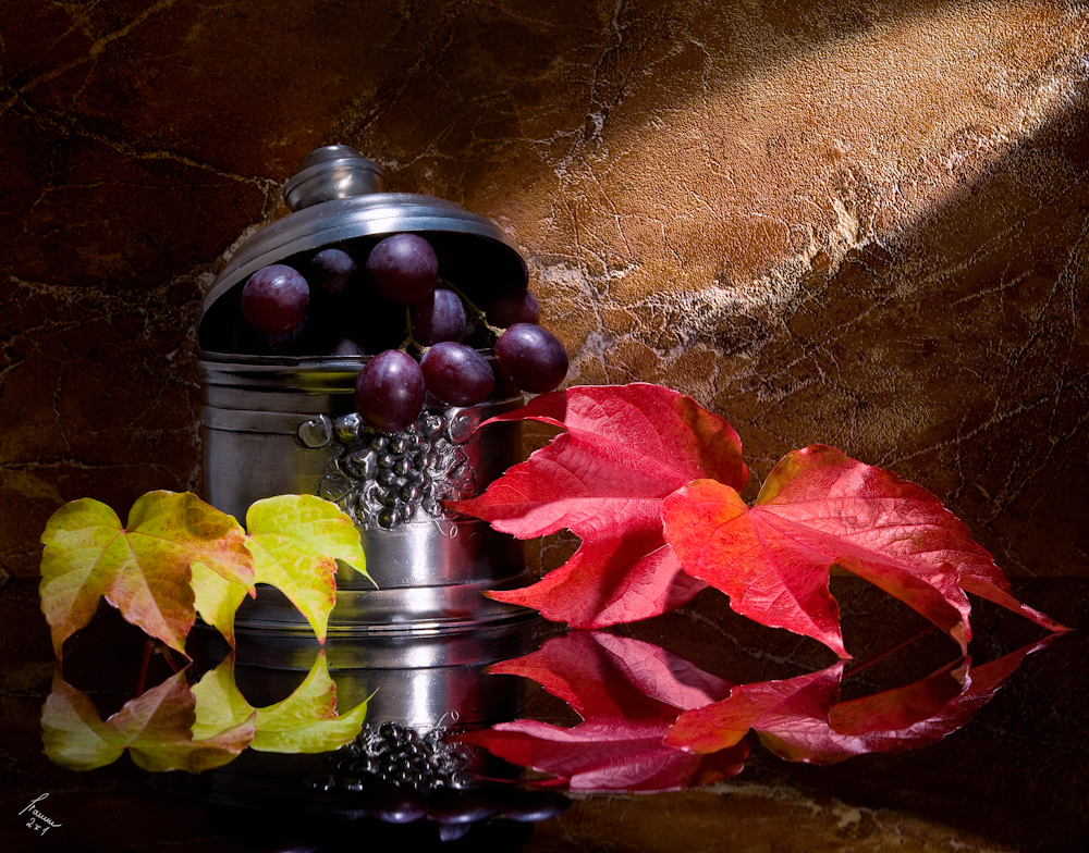 herbstliches Weinlaub mit Trauben