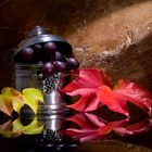 herbstliches Weinlaub mit Trauben