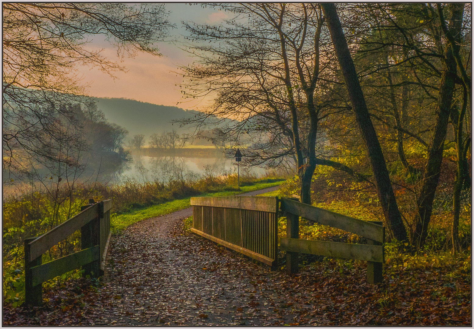 Herbstlicht am Fluss