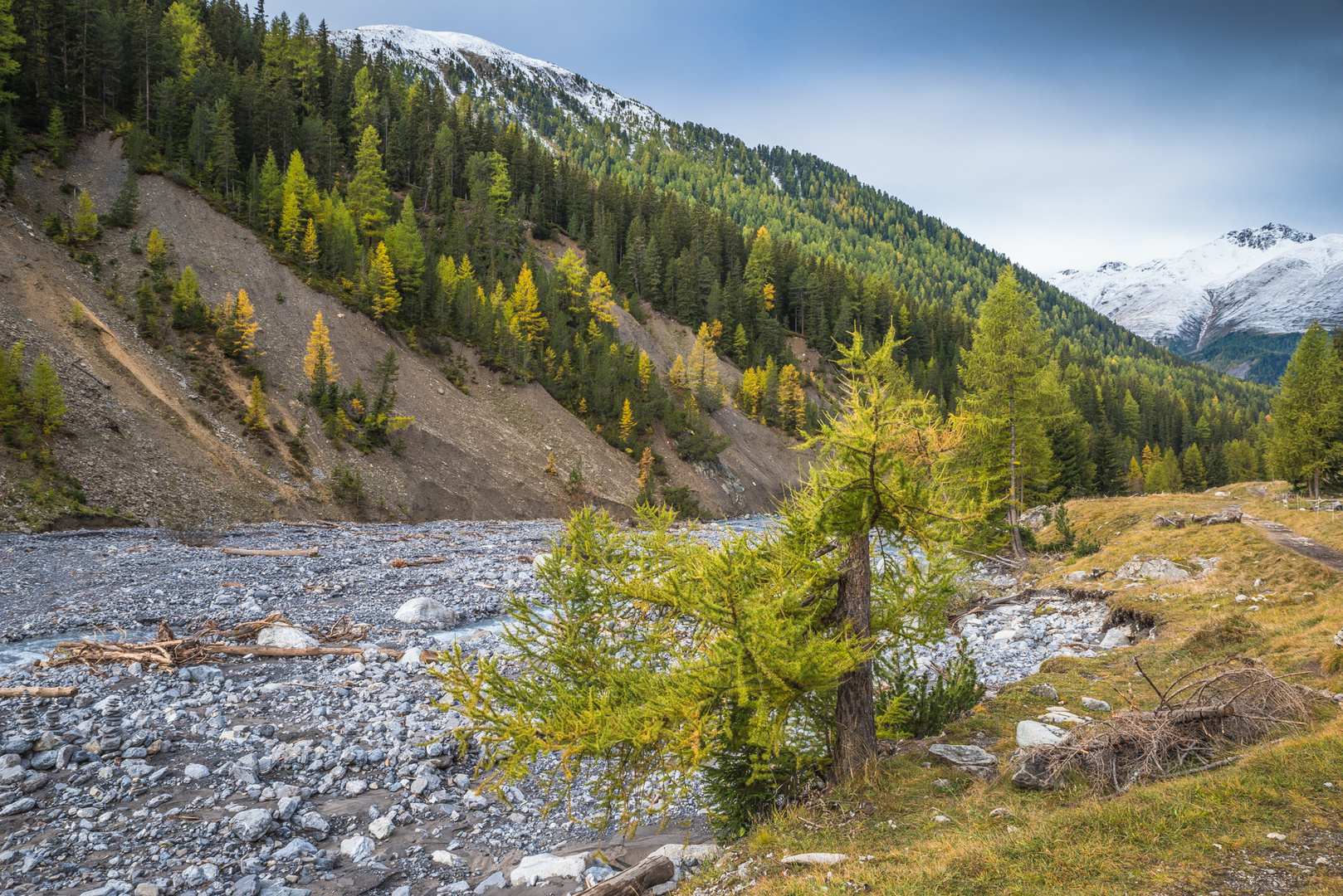 Herbstlicht mit ersten Winterzeichen