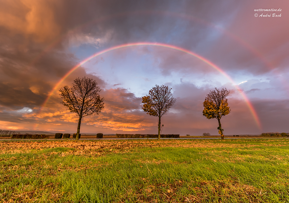 Herbstlicht mit Regenbogen 