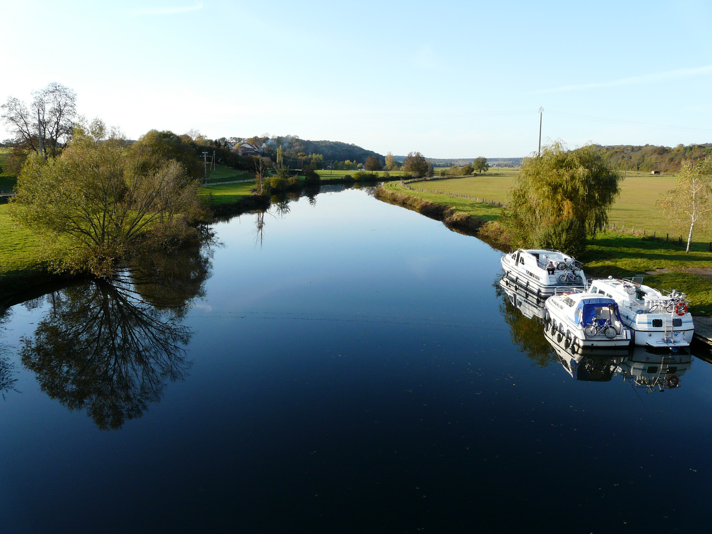 Herbstlicht über dem Fluss.