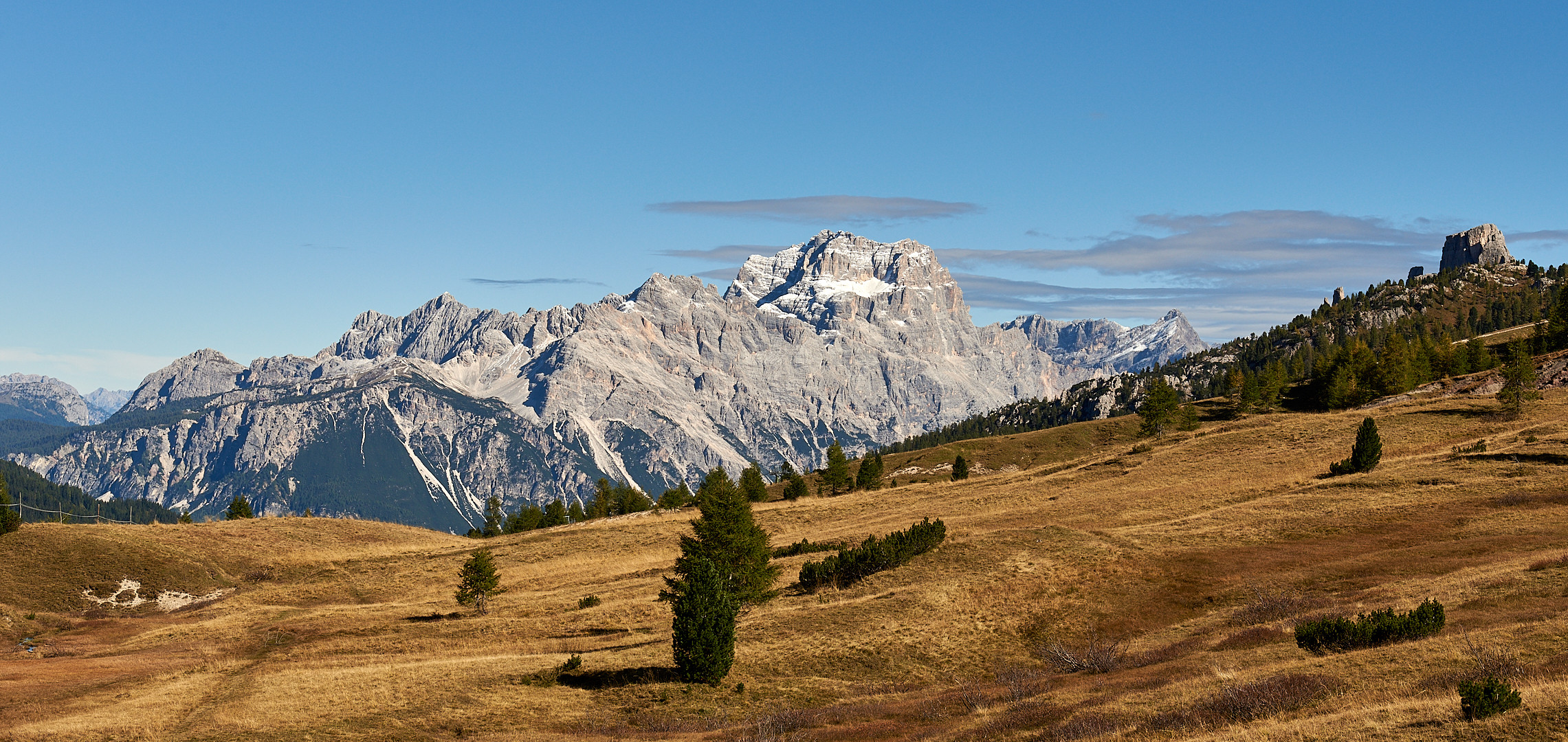 Herbstlicht  und Herbstfarben in den Dolomiten, rechts erkennt man...