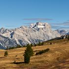 Herbstlicht  und Herbstfarben in den Dolomiten, rechts erkennt man...