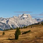 Herbstlicht  und Herbstfarben in den Dolomiten, rechts erkennt man...