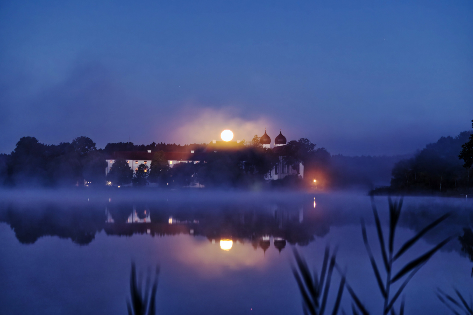 Herbstmond über Kloster Seeon