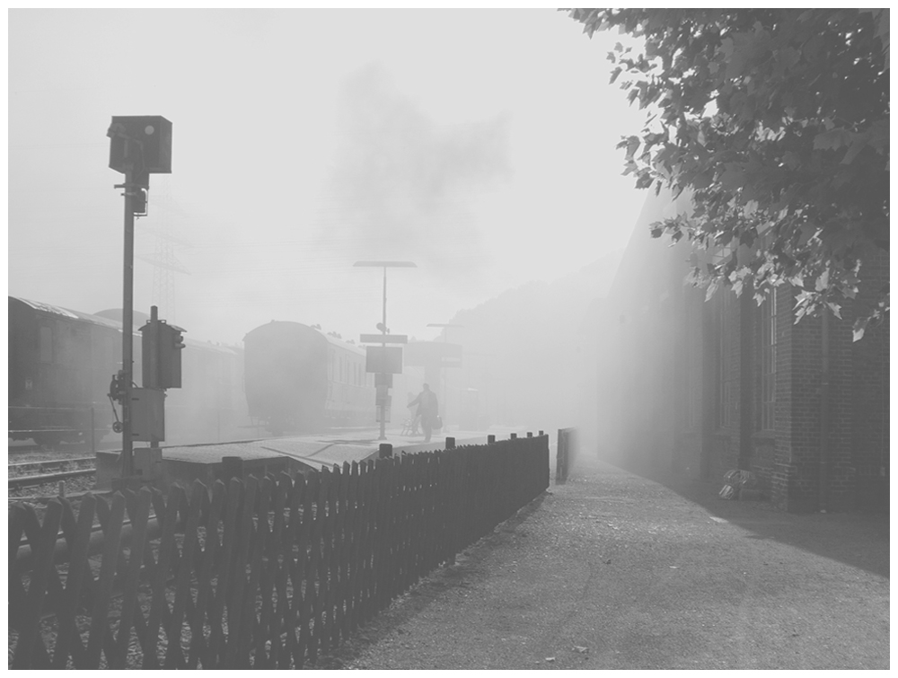 Herbstmorgen am Bahnsteig