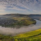 *Herbstmorgen an der Moselschleife bei Kröv*