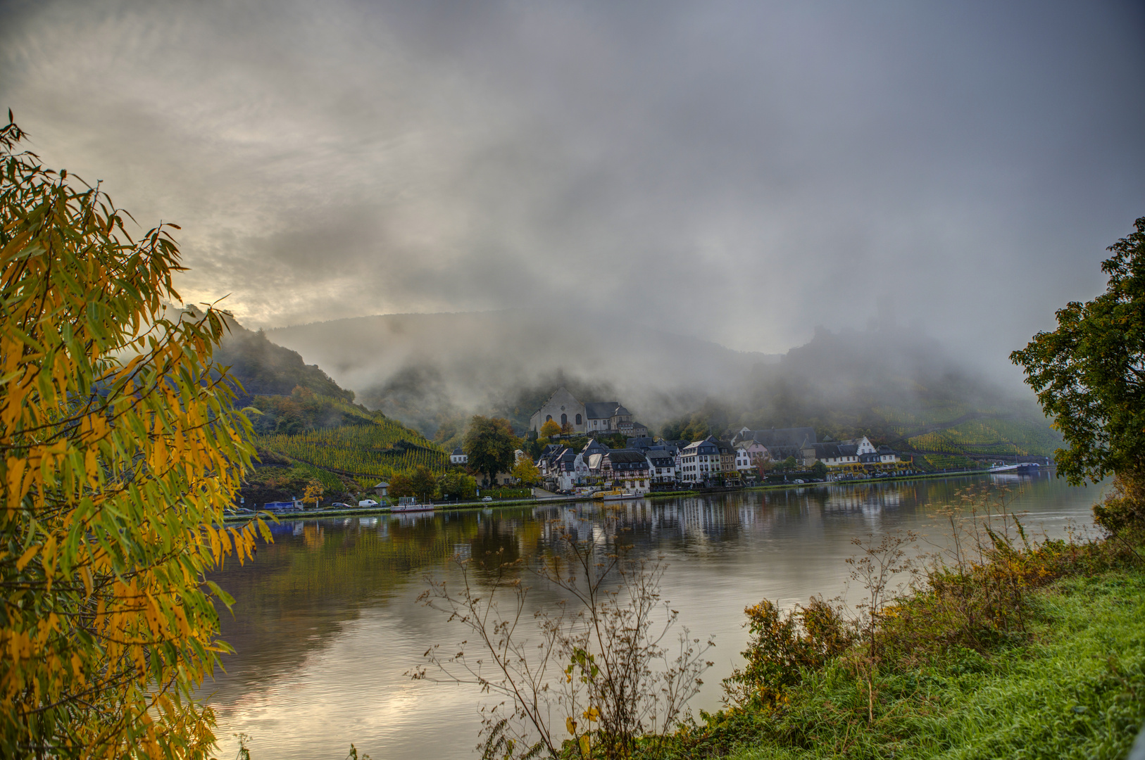 Herbstmorgen mit Frühnebel bei Beilstein