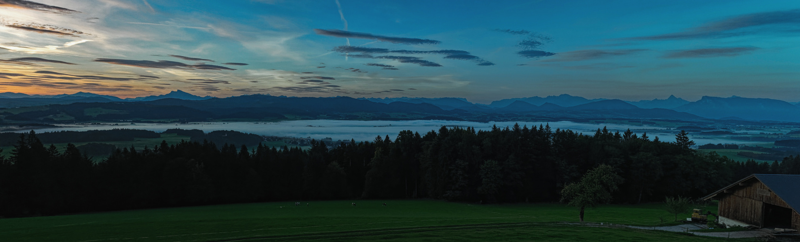 Herbstmorgen mit Nebel über dem Wallersee