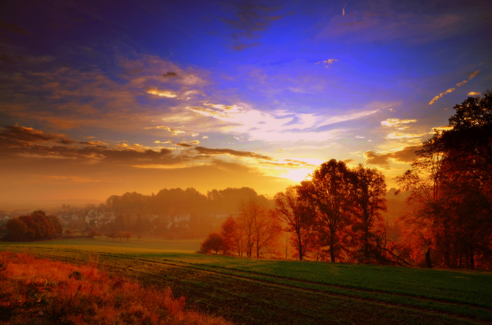 Herbstmorgen mit Nebel und einem Sonnenaufgang