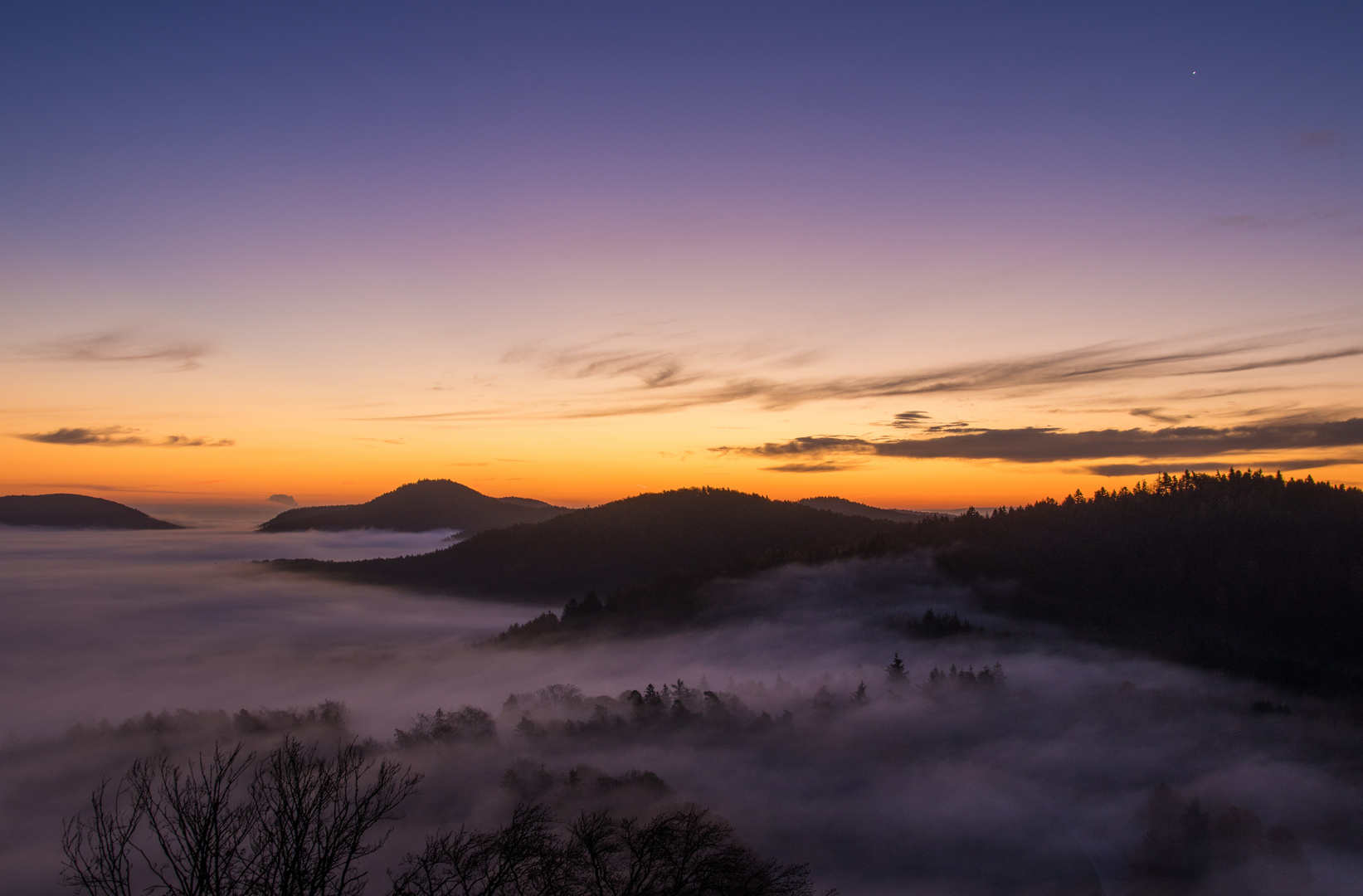 Herbstmorgen über dem Pfälzer Wald