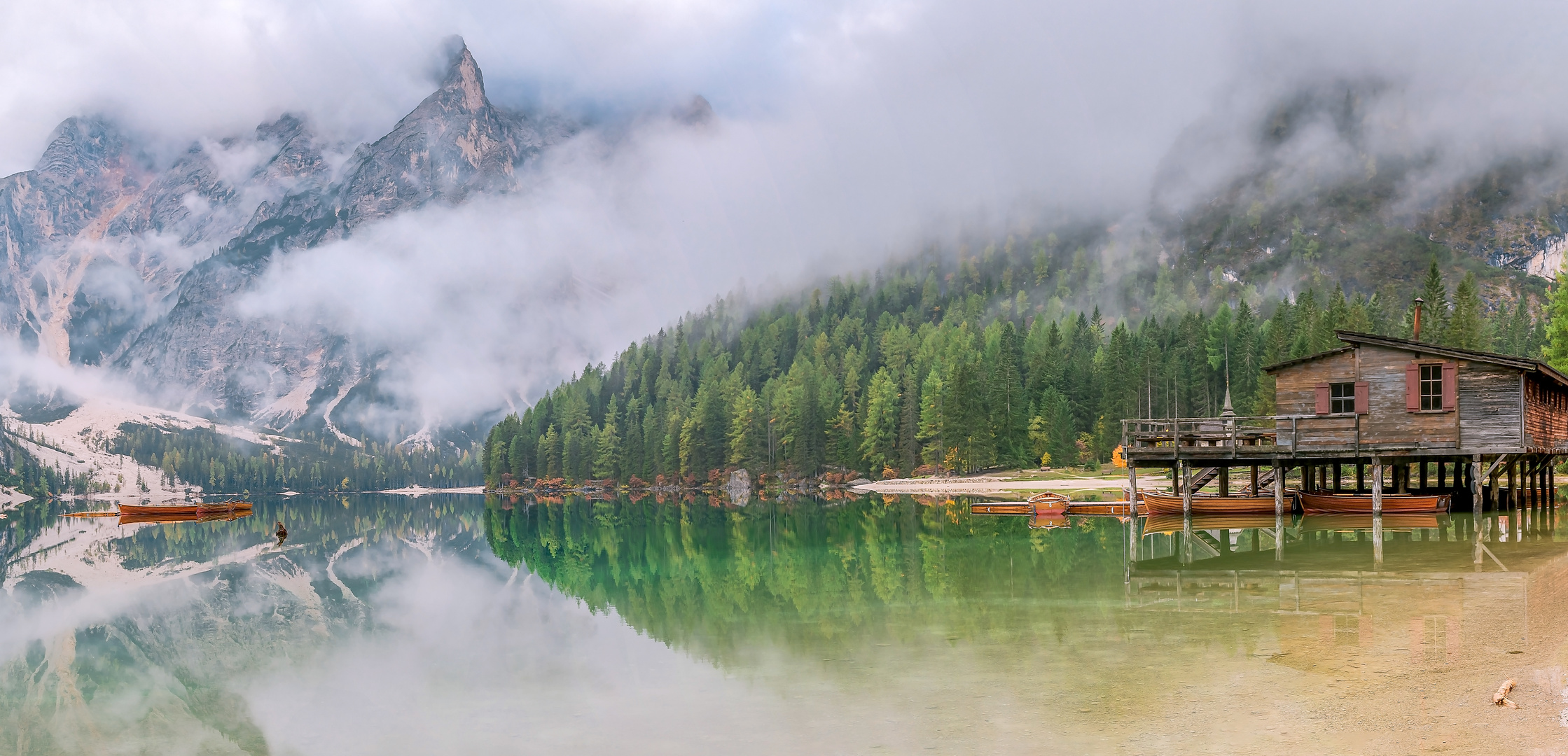 Herbstnebel am Pragser WIldsee