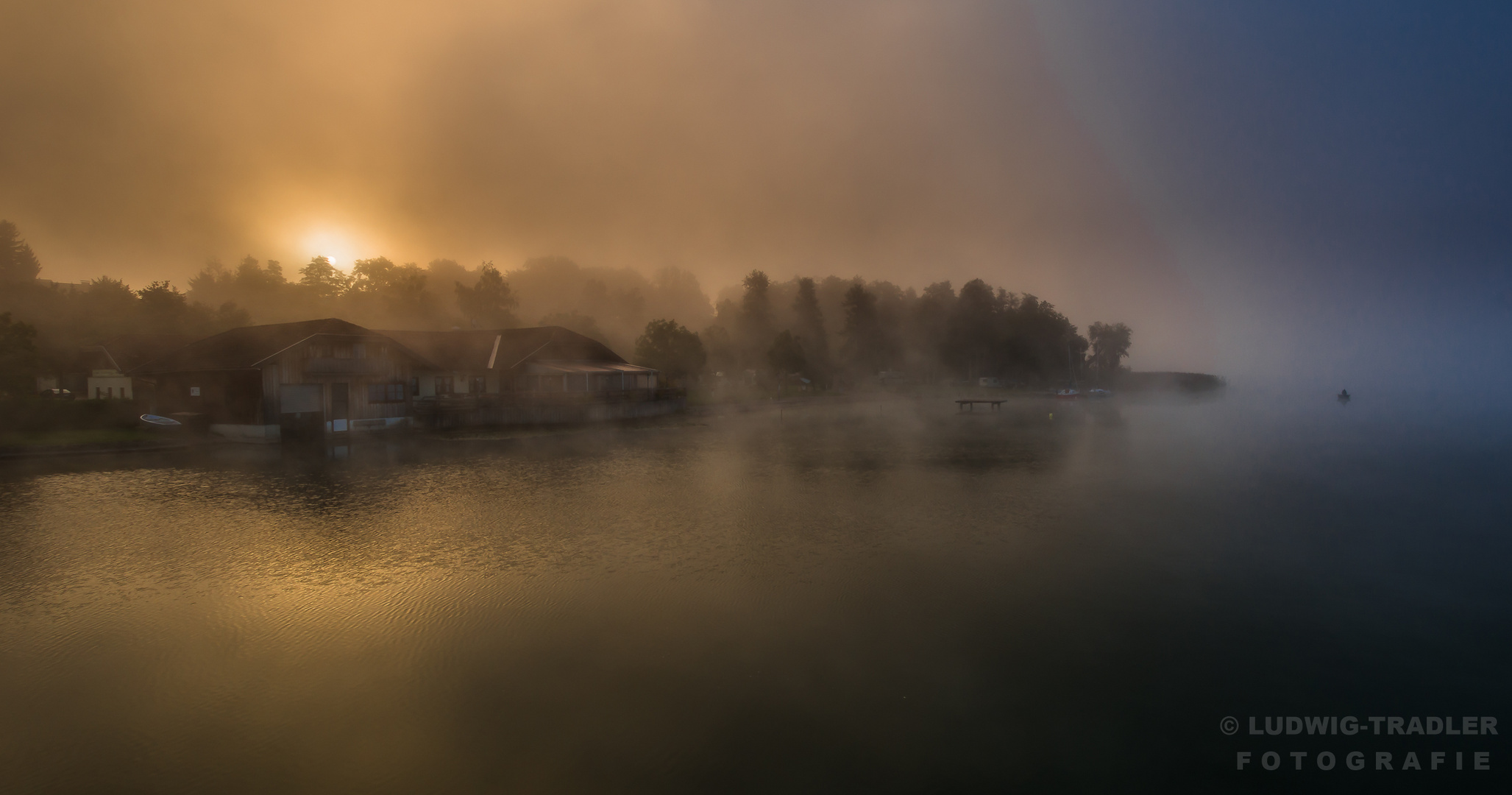 Herbstnebel am See