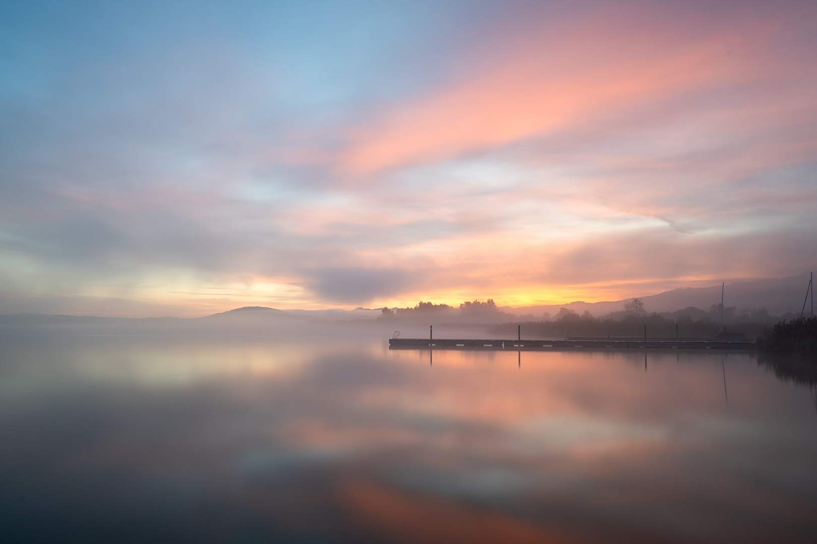 Herbstnebel am See