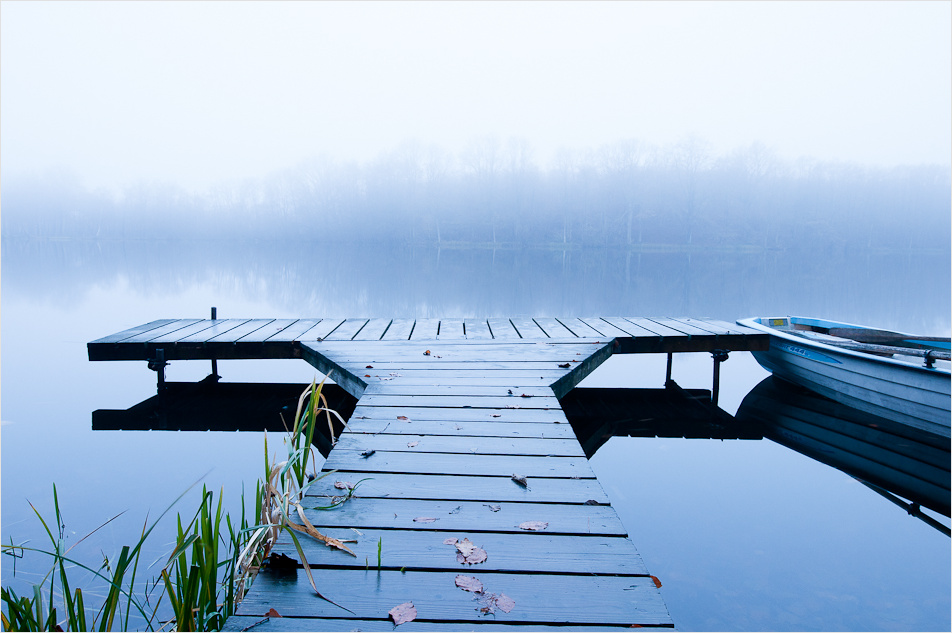 Herbstnebel senkt sich übers Wasser