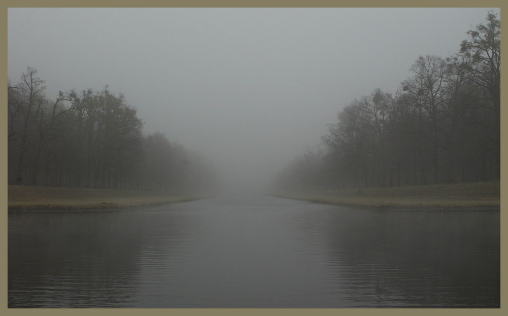 Herbstnebel steigen über dem Wasser auf