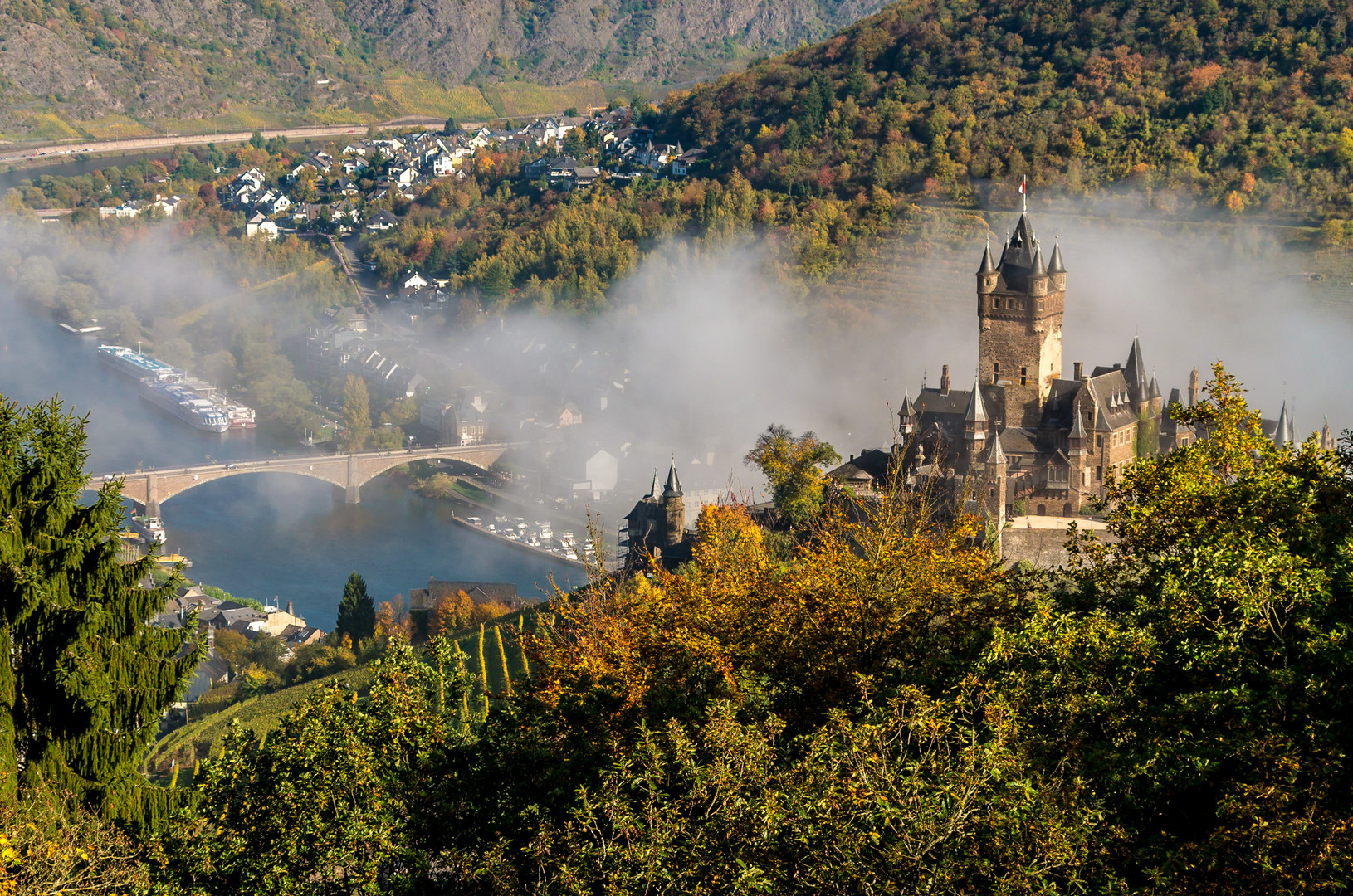 Herbstnebel über Cochem