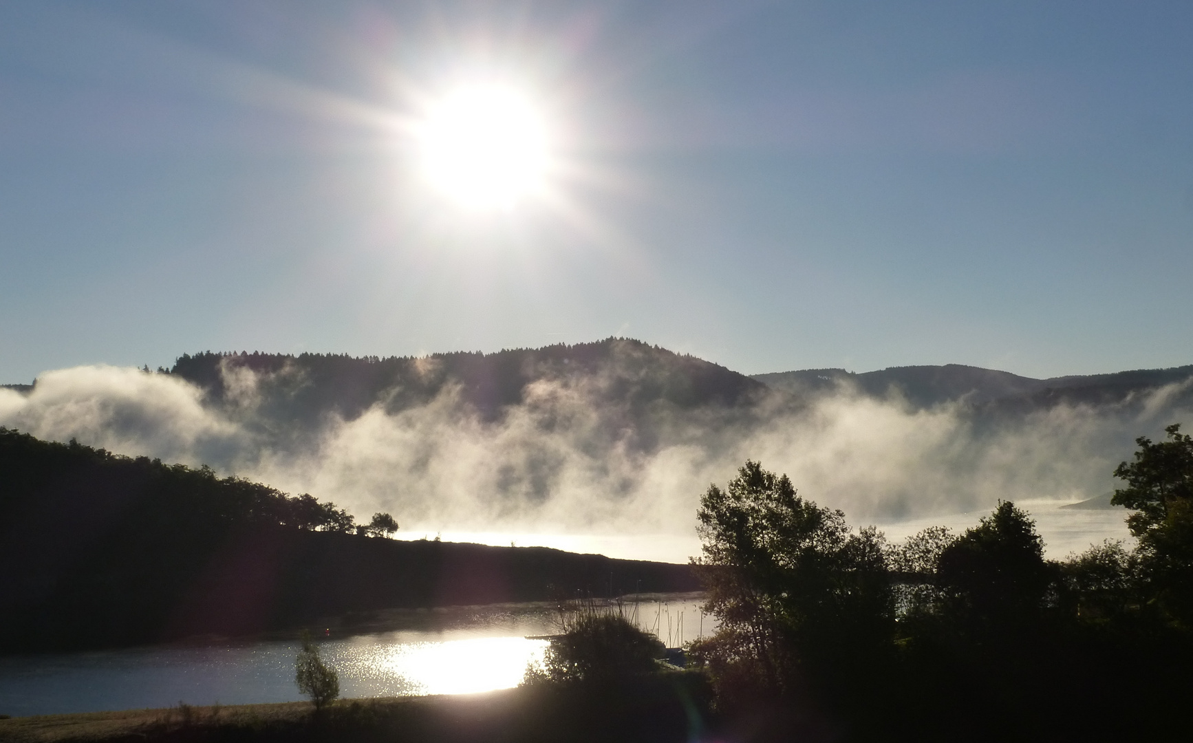 Herbstnebel über dem Biggesee