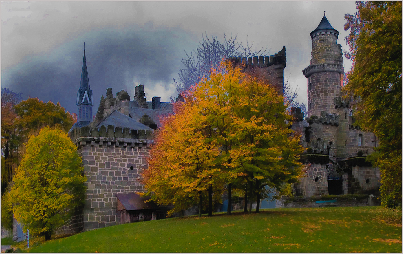 Herbstnebel über Märchenschloss