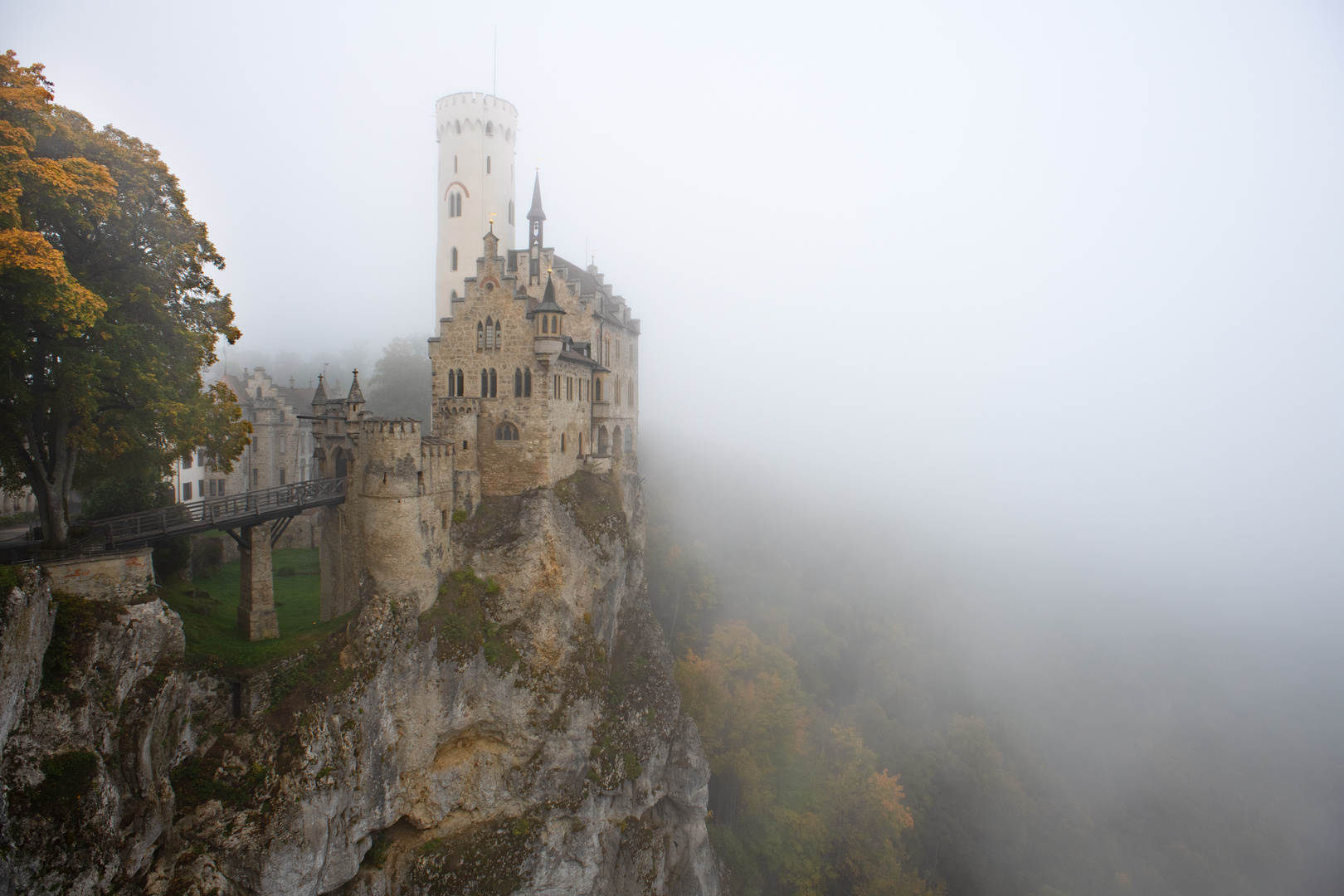 Herbstnebel über Schloss Lichtenstein 