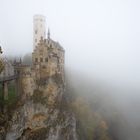 Herbstnebel über Schloss Lichtenstein 