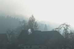 Herbstnebelabend in den Bergen