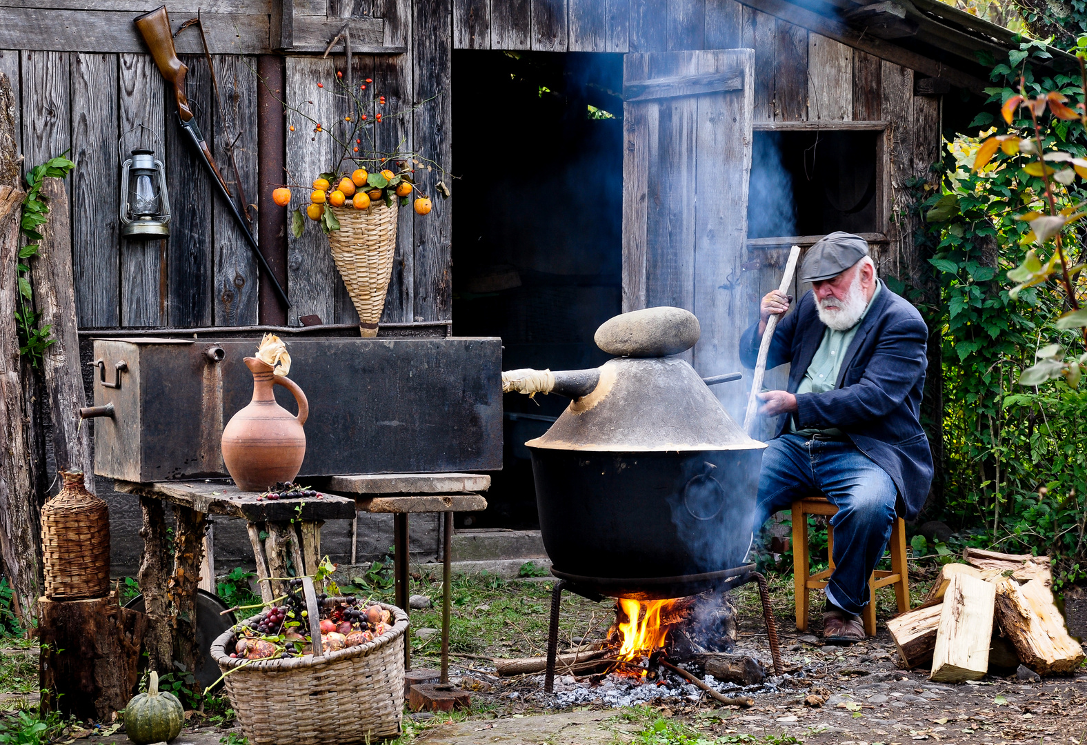 Herbstritual in Samegrelo – Destillieren von georgischem Chacha